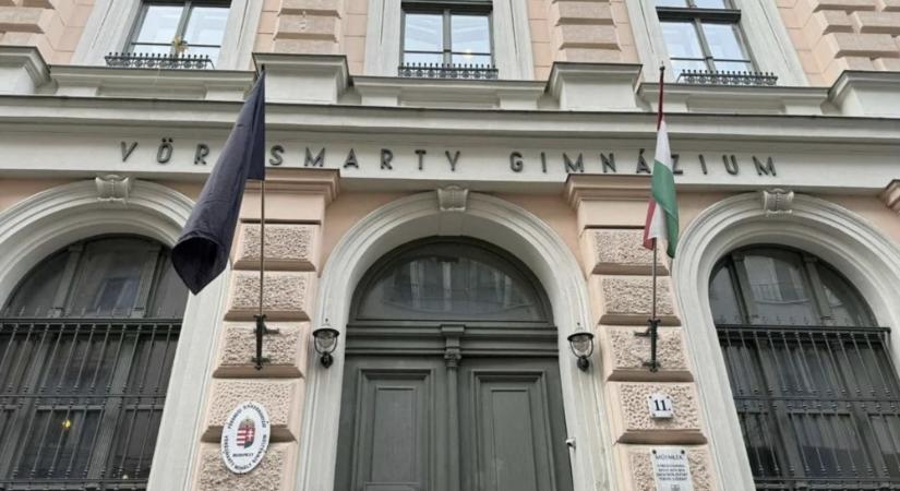 Kitették a fekete zászlót Egressy Mátyás gimnáziumára