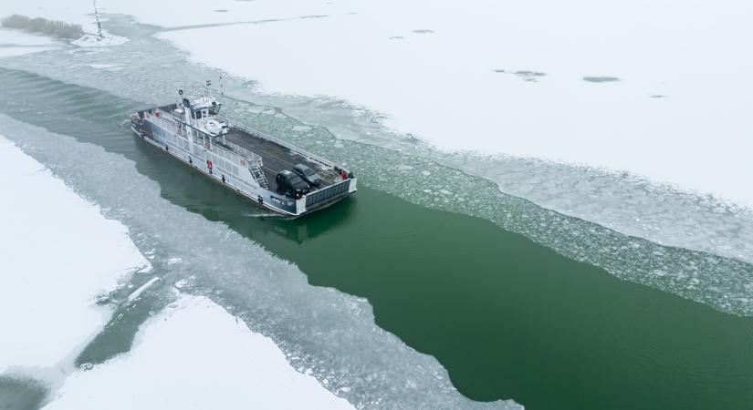 Úgy jegesedik a Balaton, hogy már a komp közlekedése is bizonytalan