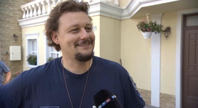 Megmutatjuk a Pokoli rokonok költöztetését: Borbély Ricsi lubickol Levi szerepében