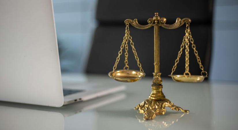 Vádat emeltek egy férfi ellen közösségi médiában tett politikusokat érintő bejegyzés miatt