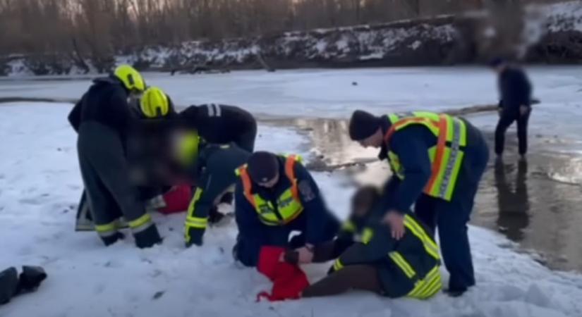 Egy babakocsit toló férfi mentette ki a jeges Ipolyba zuhant lányokat – videó