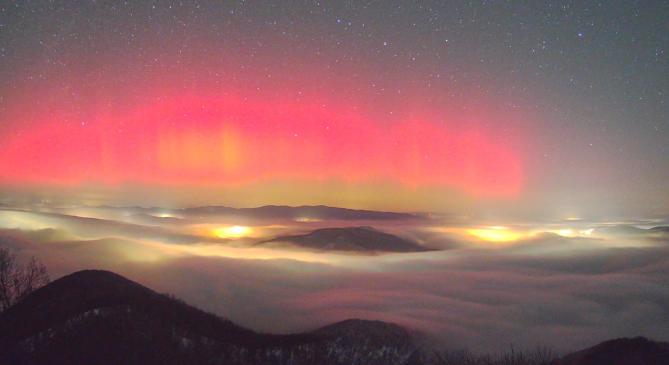 Sarki fény festi át az éjszakát
