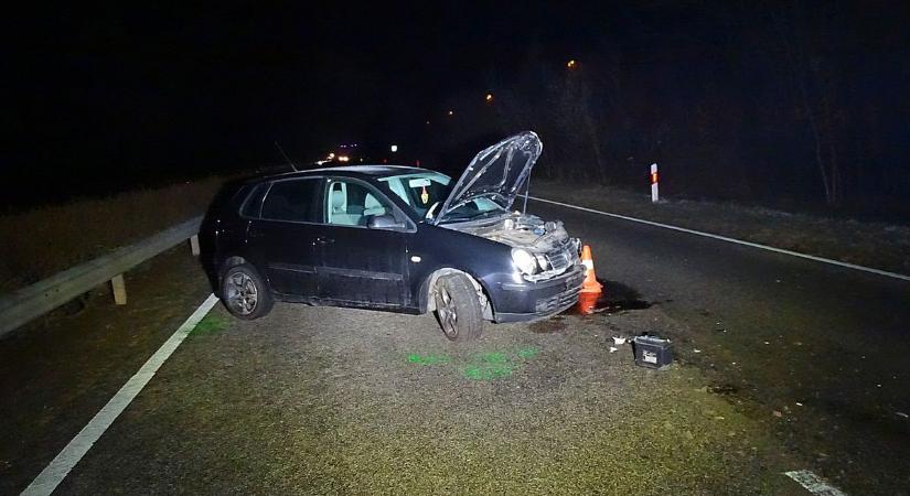 Egy nyúl miatt ránthatta el a kormányt, szalagkorlátnak ütközött egy autó a 47-esen – galériával