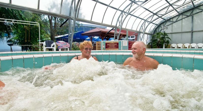 Az élményfürdők kedvencét egy kisgyerek gyógyítása hívta életre