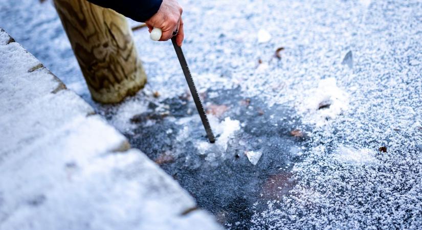 Közel volt a tragédia: lékvágók alatt szakadt be a halasi Sóstó jege (VIDEÓ)