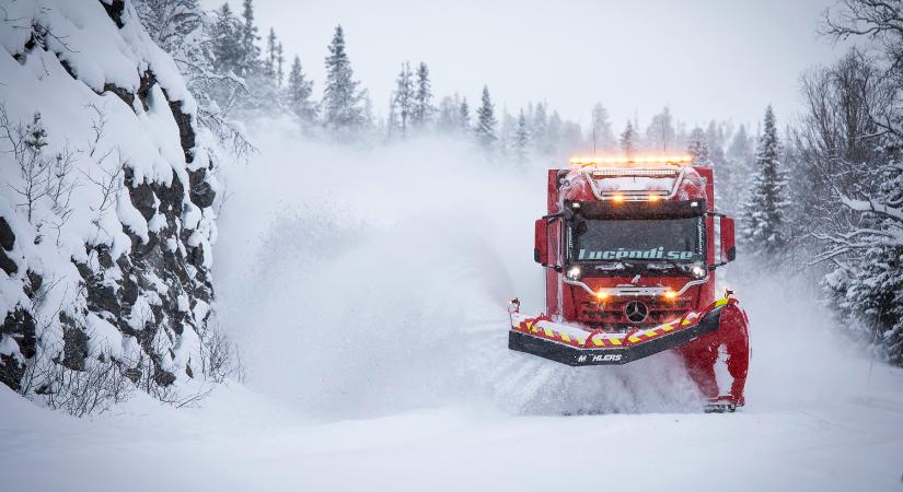 Ez a Mercedes jön, ha mindent ellep a hó