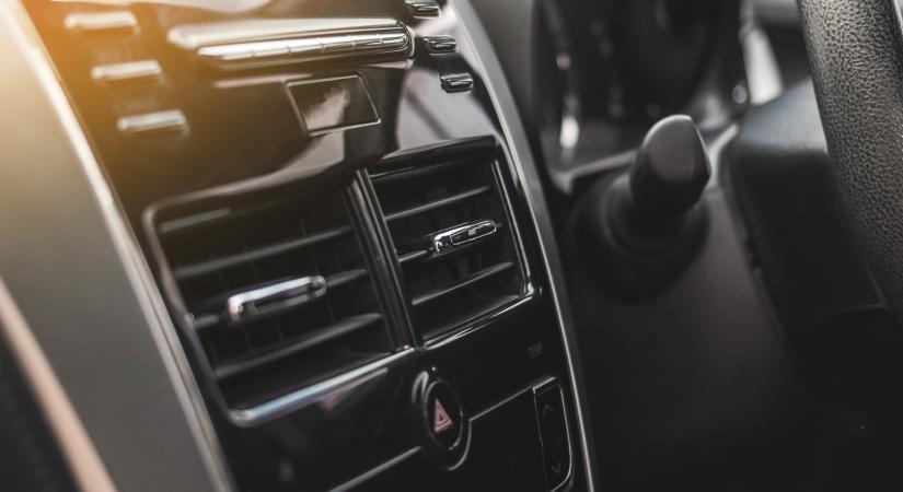 Miért használnak zongoralakk felületeket az autók műszerfalán, ha mindenki utálja?