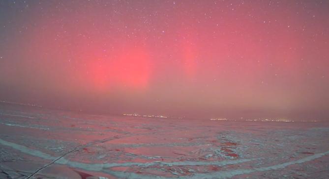 A Balaton jegén tükröződik a sarki fény