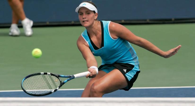 Az első nagy villantás után lábait is széttárta a szőke teniszezőnő - fotó