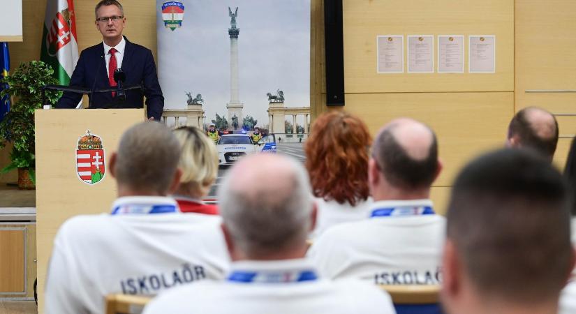 A mostani tanévben összesen 144 esetben kellett intézkedniük az iskolaőröknek, bilincs és rendőrbot használatára 1-1 esetben volt szükség