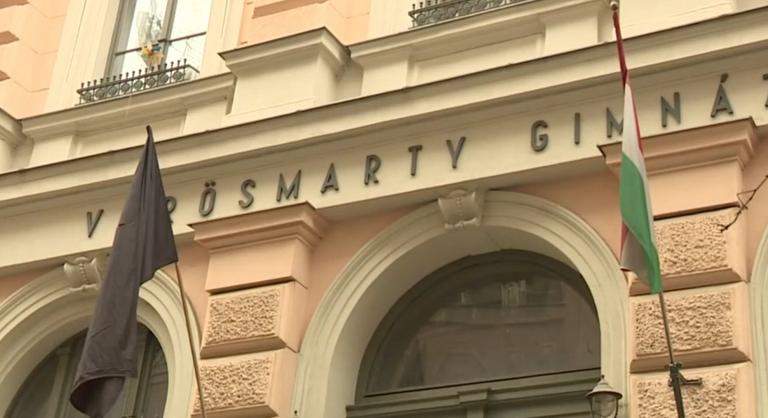 Égnek a mécsesek, kikerült a fekete zászló – már gyászolják Egressy Mátyást