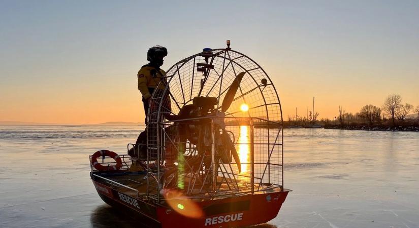 Dermesztő akció a Balatonon: búvárok tűntek el a jég alatt
