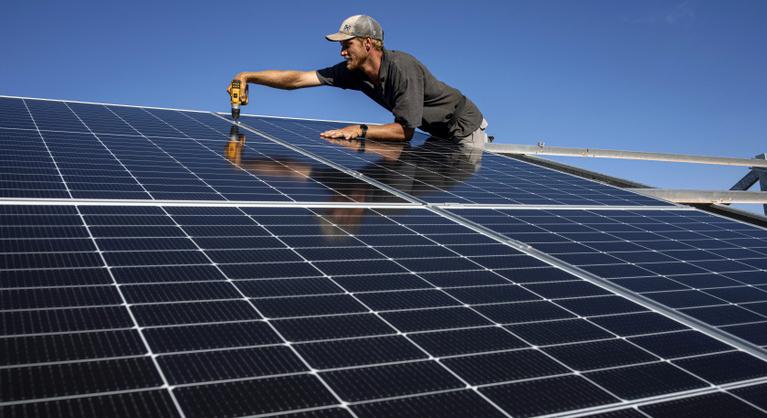 Önti a pénzt a kormány az emberekre, és itt most mindenki nagyot kaszálhat