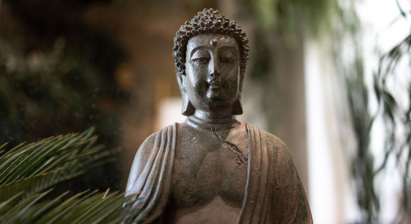 Titokzatos figura áll a házi oltáron – a történet meglepő fordulatot vett