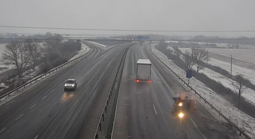 Videón a csúnya M1-es baleset, nem segített a kisbusz sofőrje