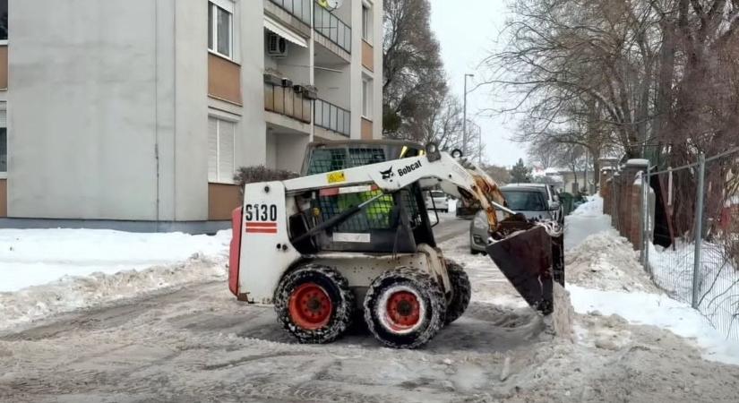 A Városgazda mindent belead: így állták a sarat a hóval szemben Tatán