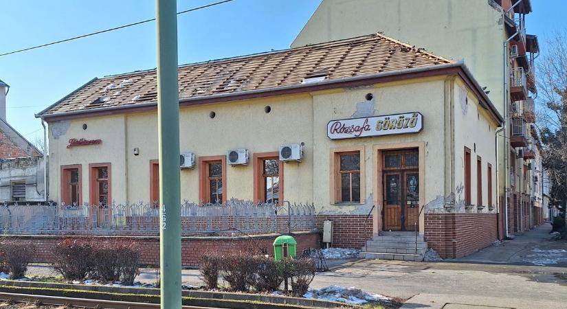 Lehullott az első cserép: bontják a legendás Rózsafa sörözőt
