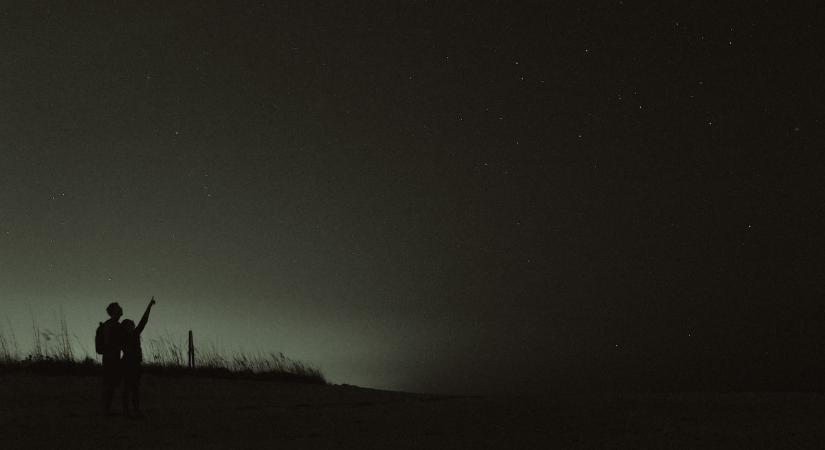 A Balaton jegén is tükröződtek a gyönyörű sarki fények – videók