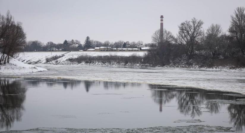 Elképesztő átalakulás: strand helyett jégzajlás a Tiszán