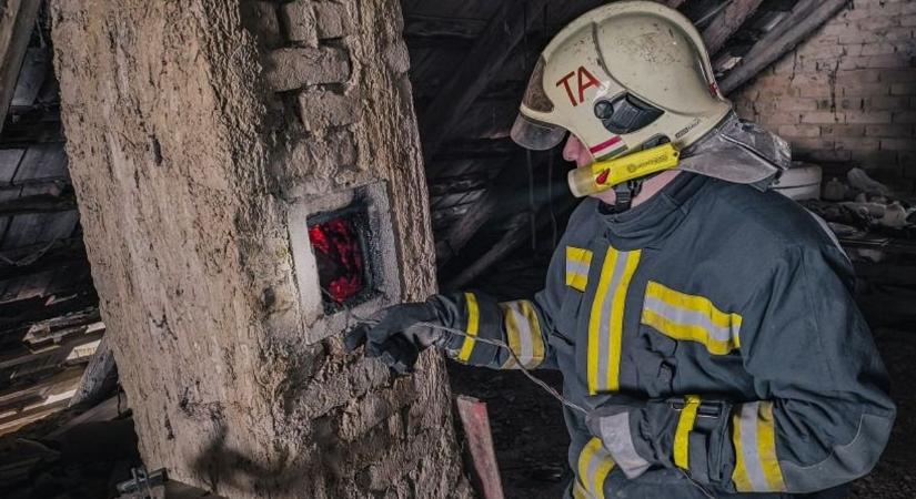 Füst, roncsok és elázott falak – volt dolguk bőven (fotókkal)