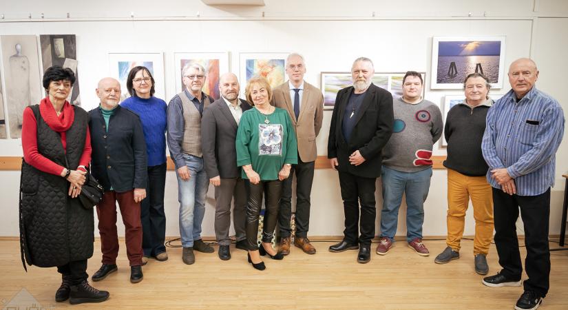 Ezek vagyunk – sokszínű művészi világ egy kiállításon