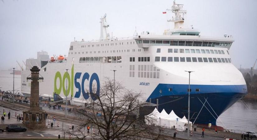 Botrány: átadták a lengyelek új, 100 milliárdos óriáshajóját, kiderült, hogy egy másik ország zászlója alatt közlekedik – videón a Jantar Unity
