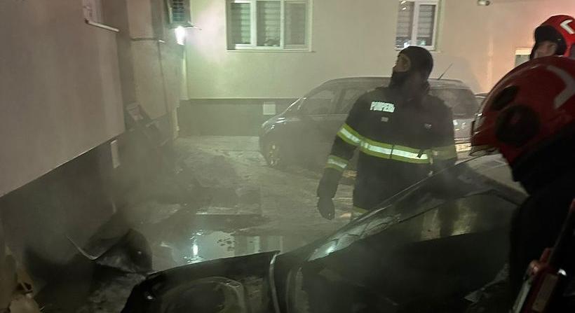 Meggyulladt három gépkocsi – A lángok egy tömbház szigetelésére is átterjedtek