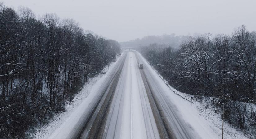 Ködre és jeges utakra figyelmeztetnek a meteorológusok