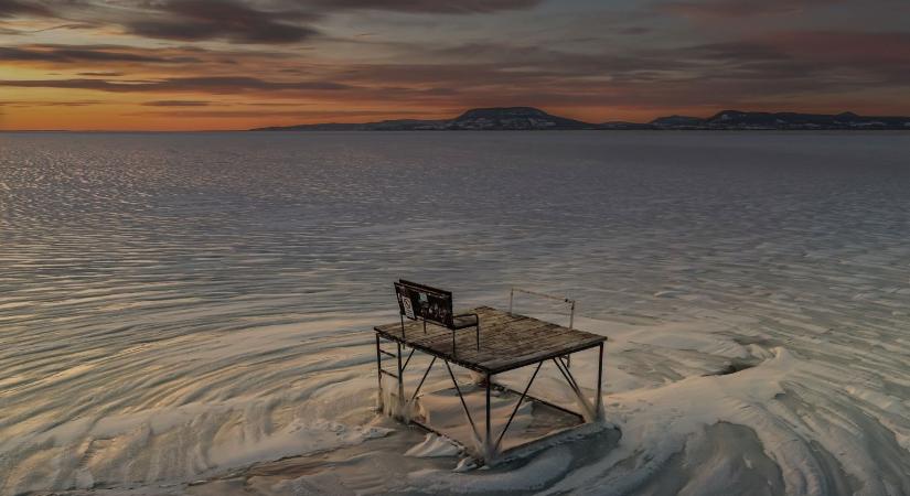 A Balaton vízszintje 78 centi, a tavat jég borítja (friss fotók)