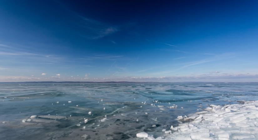 Ebbe a látványba minden magyar beleborzong: különleges égi jelenség ragyogott fel a befagyott Balaton felett - Videó