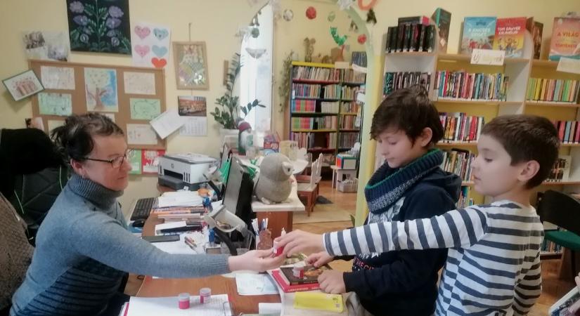 Nosztalgia és új élmények: diafilmek a keszthelyi gyermekkönyvtárban