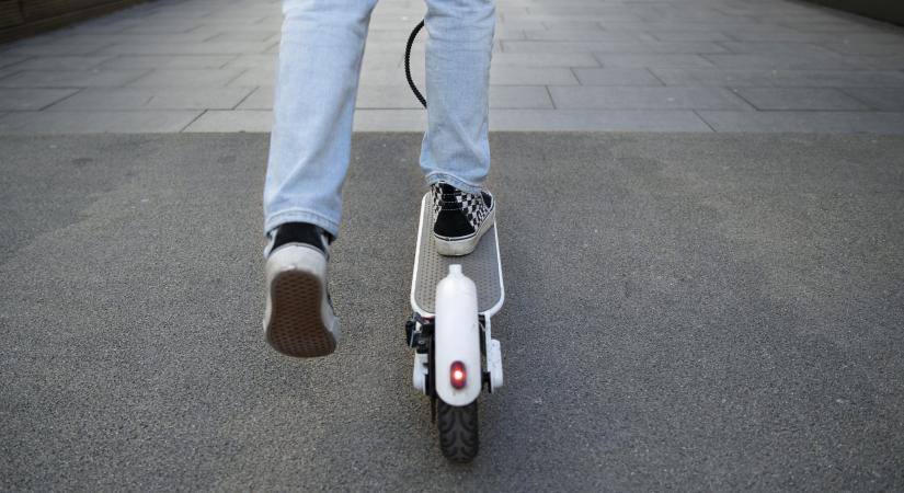 Semmi nem zavarta a vádlottat: fényes nappal lopott rollert – VIDEÓ