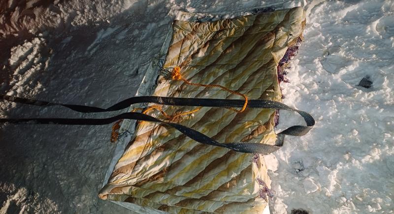 Nem jó ötlet autó után kötött motorháztetőn szánkózni!