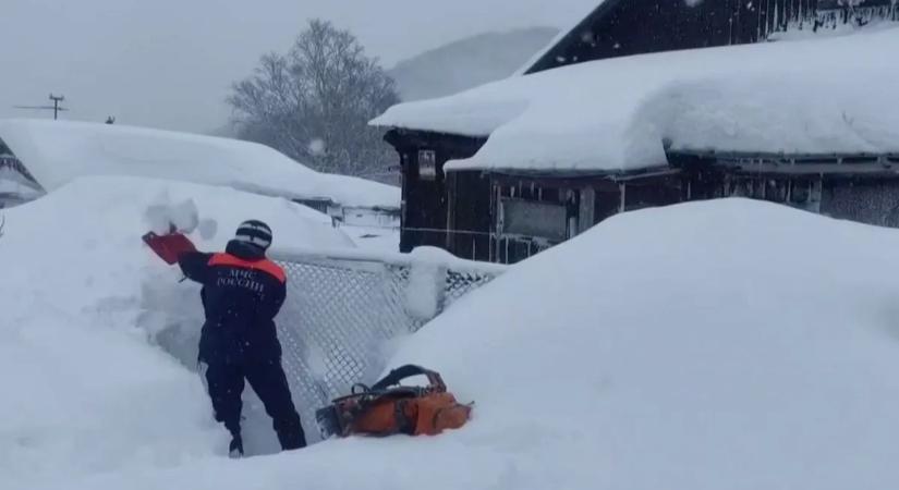 Brutális havazás Kamcsatkán, több méteres a hó–Galéria