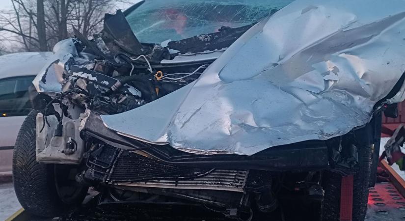 Egy embert kórházba szállítottak az 54-esen történt baleset helyszínéről – videó