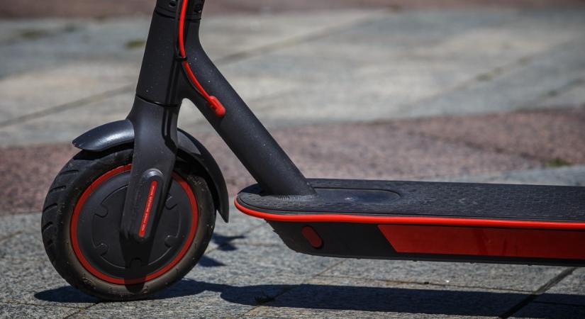 Fényes nappal lopott rollert egy férfi Győrben - háromszor is