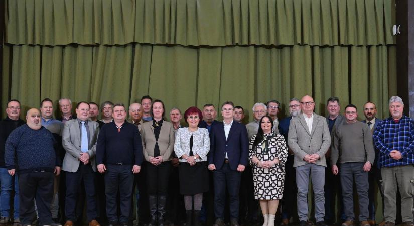 „Egynek minden nehéz, soknak semmi sem lehetetlen” – főleg, ha előbb elveszünk, aztán visszacsorgatunk egy keveset