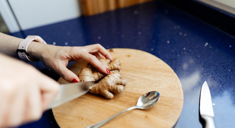 A 7 legjobb gyógynövény, amellyel támogathatod a májad működését – a máriatövistől a gyömbérig