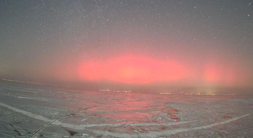 Ön látta? Csodálatos sarki fény festette be az eget és a Balaton jegét! (galéria, videó)
