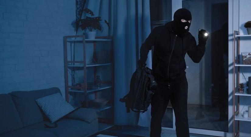 Tetőbontás se riasztotta el a notórius betörőt, aztán jött a fordulat Egerben