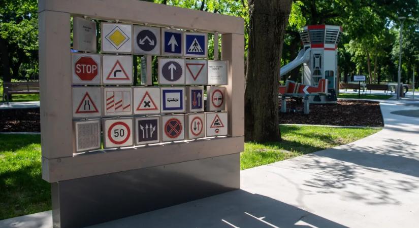 A gyalogos se mindig mobilozhatna, 140-nel is lehetne menni az autópályán – így írnák át Lázár Jánosék a KRESZ-t