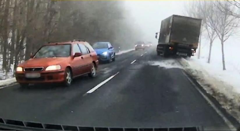 Életveszélyes előzés a 77-es főúton, a teherautós mentette meg a helyzetet – videó