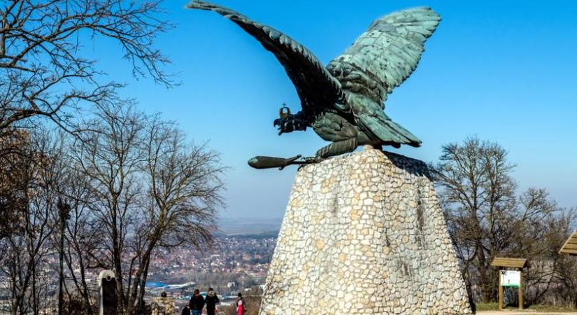 Eltűnt az ikonikus magyar szobor lábujja: a műemlék részeit gőzerővel keresik