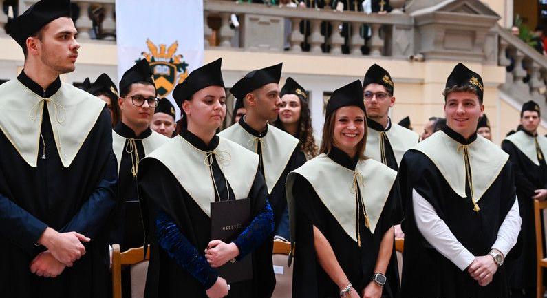 Tisza István szépunokája is diplomázott Debrecenben