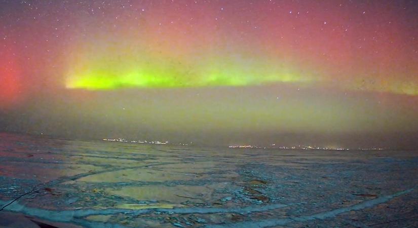 Sarki fény tükröződött a Balaton jegén (videó)