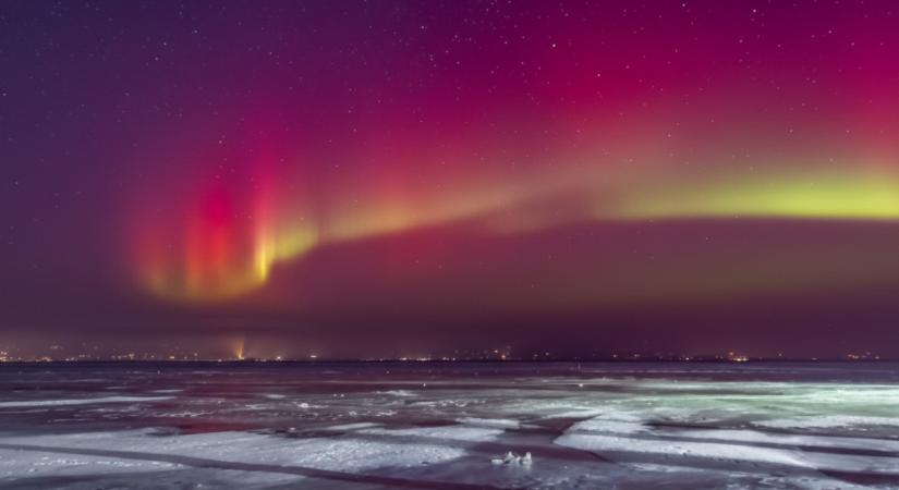 Videón, ahogy a Balaton jegén tükröződött a sarki fény a kivételesen erős geomágneses vihar miatt