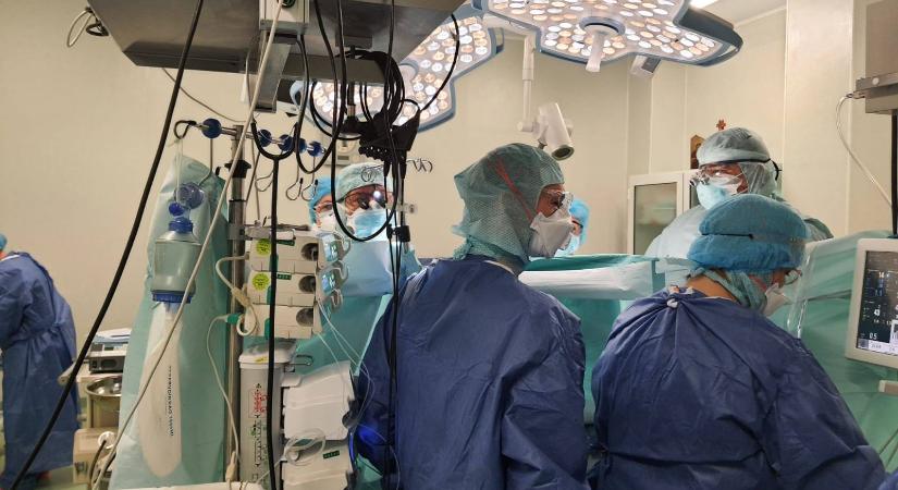 Egy tizenkilenc éves fiatal életét mentette meg az év első szívátültetése