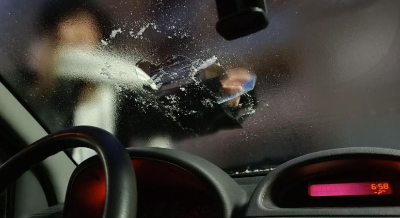 Méregdrága jégtelenítés: 600 euróra büntették a sofőrt, mert járó motorral várt a parkolóban