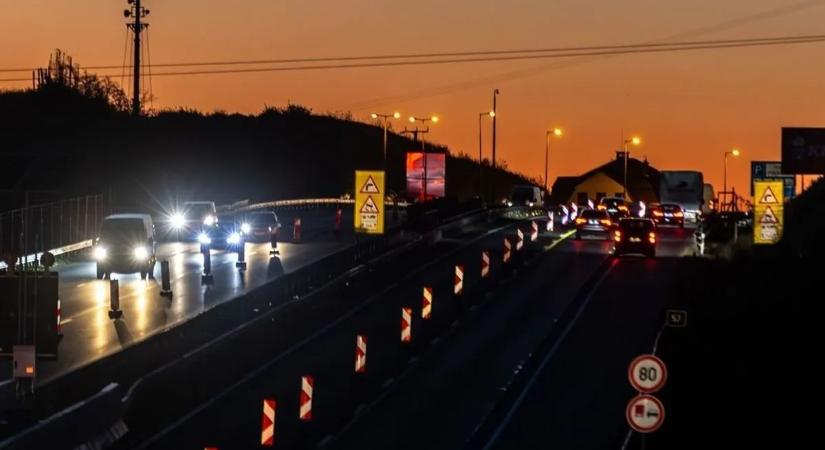 Tömegbaleset az M1-esen: tűzoltók emelték ki az embereket a roncsokból, nyolcan sérültek meg