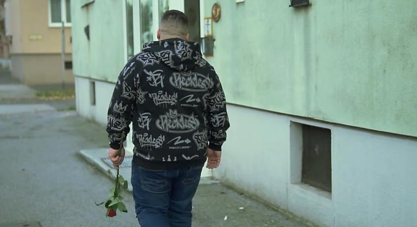 Virággal érkezett a debreceni születésű rapper és komoly vallomást tett – videóval